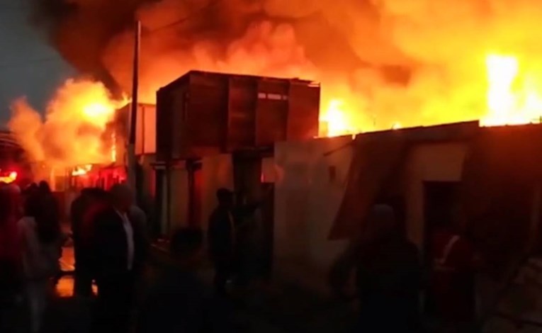 VIDEO Požar progutao više od 200 kuća u Peruu
